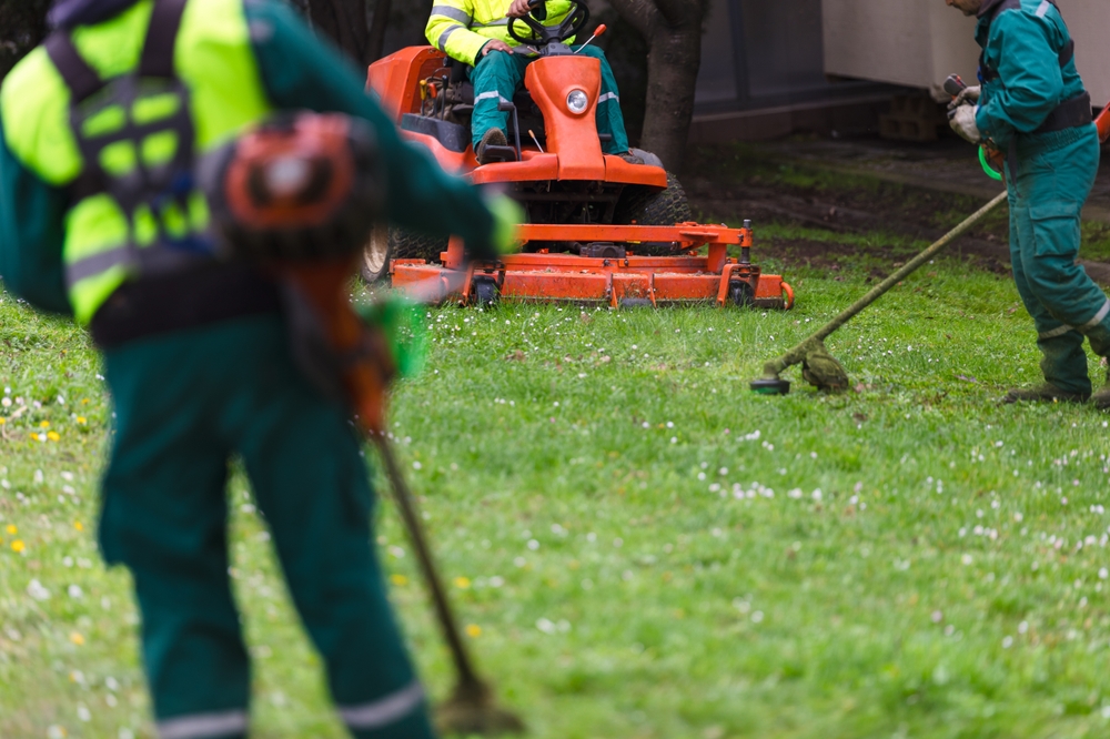Commercial Lawn Mowing in Grosse Pointe Woods, MI | Paradise Garden Landscaping